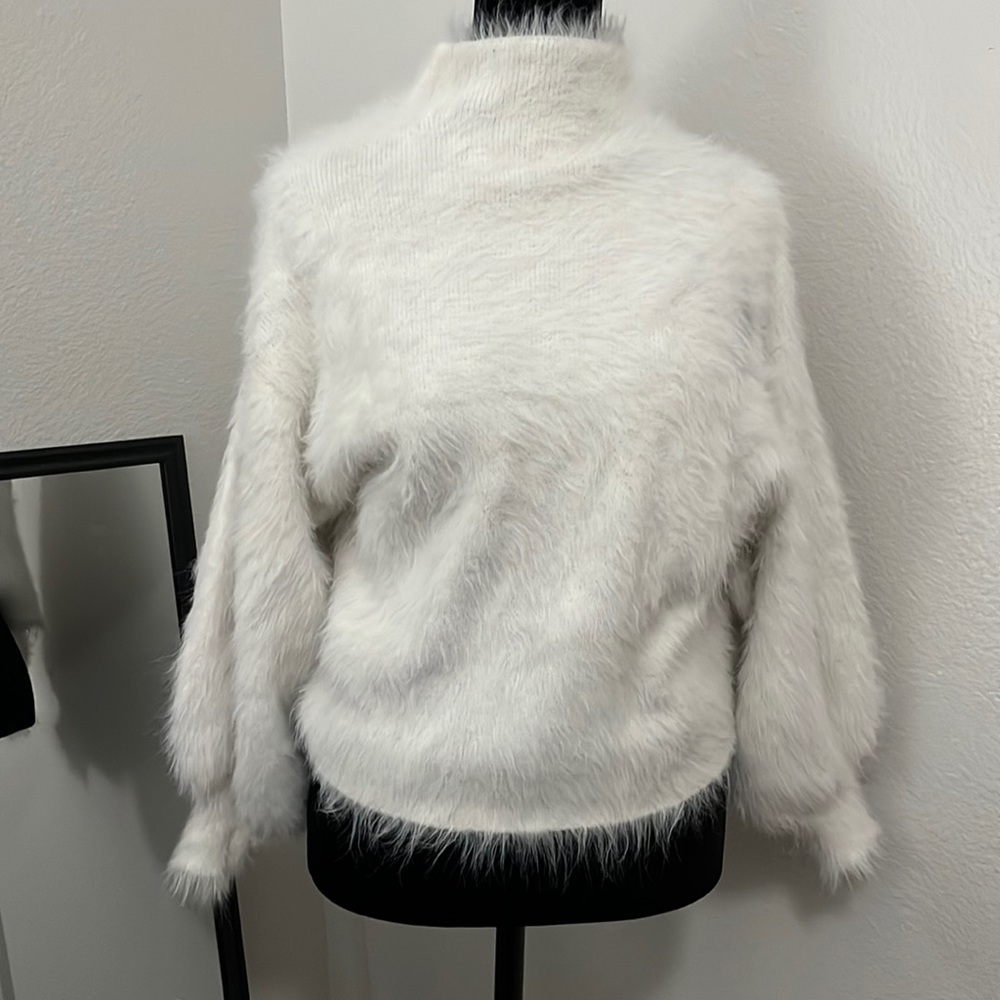 Line+Dot size small fuzzy sweater
